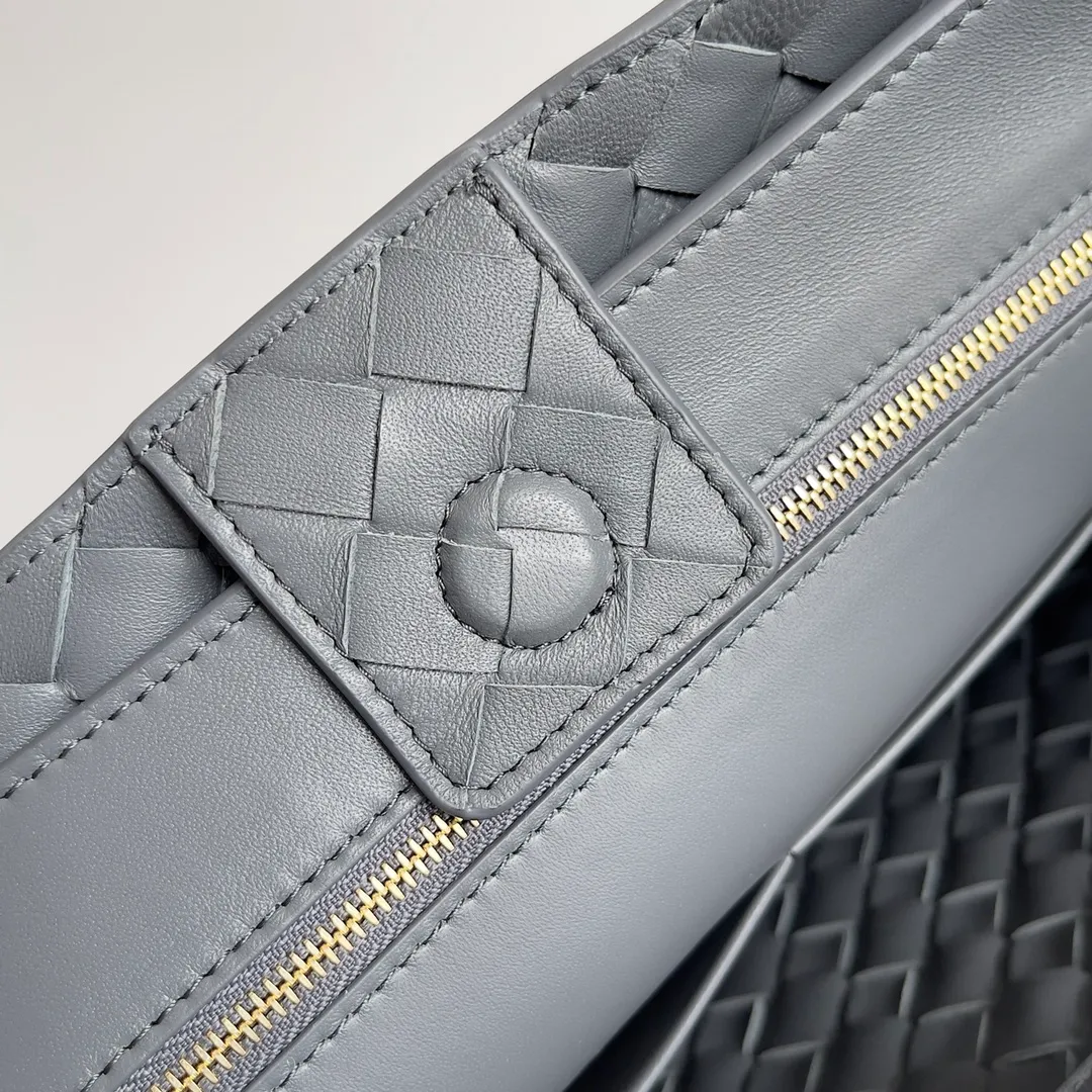 The 2023 new Andiamo batch of 2260 BV has been shipped‼ ️Really popular🔥The new Andiamo woven handbag launched by Bottega Veneta this season is really popular all over the world! ! Celebrities at home and abroad have worn it, and Oscar-winning actress Michelle Yeoh has taken it out on the street. Song Jia, Trai Yara, Yu Feihong, Sanji Ayaka, Rosie Hunting-Whiteley, Yoshioka Riho, etc. have all picked up this bag. It is classic and versatile, showing off its temperament, and the bag capacity is also large, which is very convenient for daily commuting! ! A variety of carrying methods, the shoulder straps can be adjusted by yourself, the original lambskin feels soft and delicate, and the unisex style breaks the gender boundaries and brings a more practical and long-lasting use experience. Andiamo, which has both elegant and casual styles, perfectly interprets the true appearance of "fashionable old money style". Style number: 743572 Size: 32*24*12